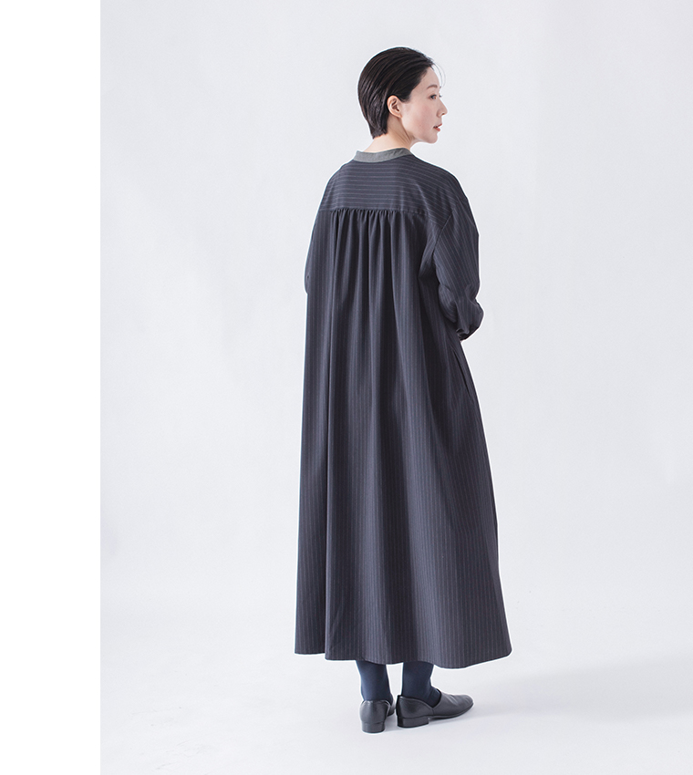 バンドカラーストライプワンピース（ネイビー）着用の全身バックシルエット