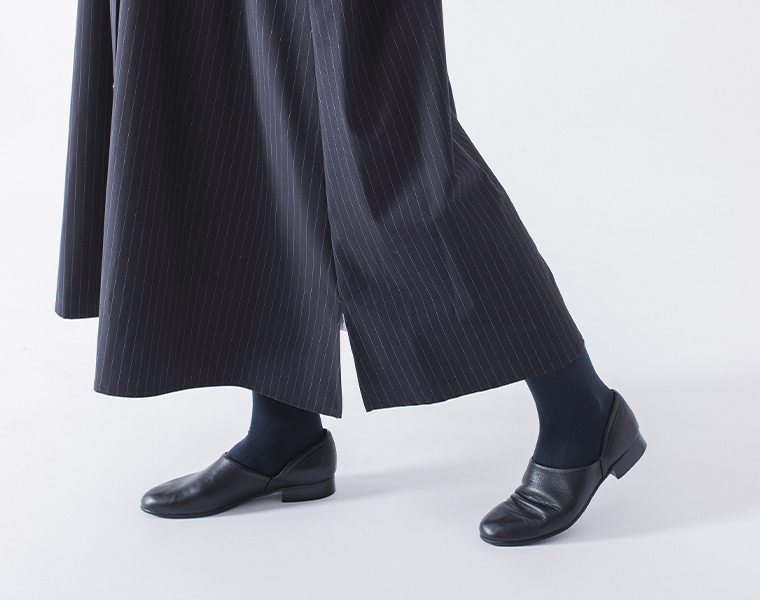 バンドカラーストライプワンピース（ネイビー）着用の裾寄りサイドスリットのカット
