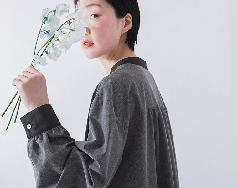 バンドカラーストライプワンピース（グレー）着用の斜め後ろ上半身寄りカット