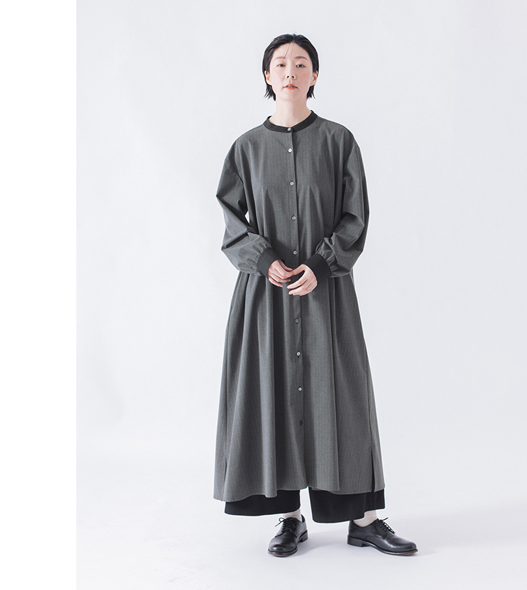 バンドカラーストライプワンピース（グレー）着用の黒パンツを合わせた全身カット