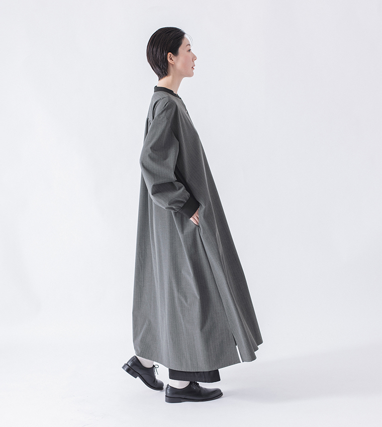 バンドカラーストライプワンピース（グレー）着用の黒パンツを合わせた全身横のカット