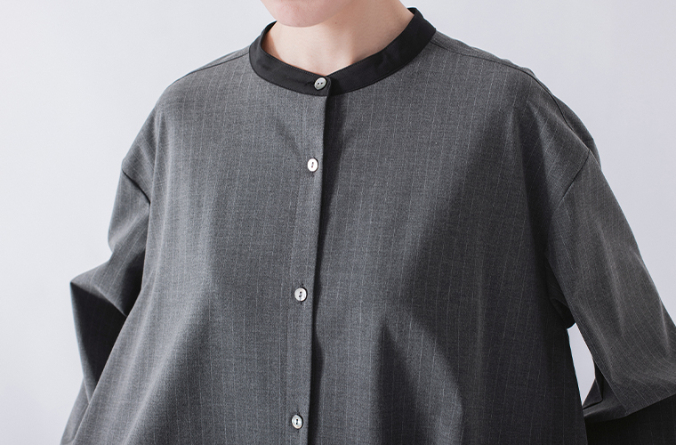 バンドカラーストライプワンピース（グレー）着用の襟元寄りのカット