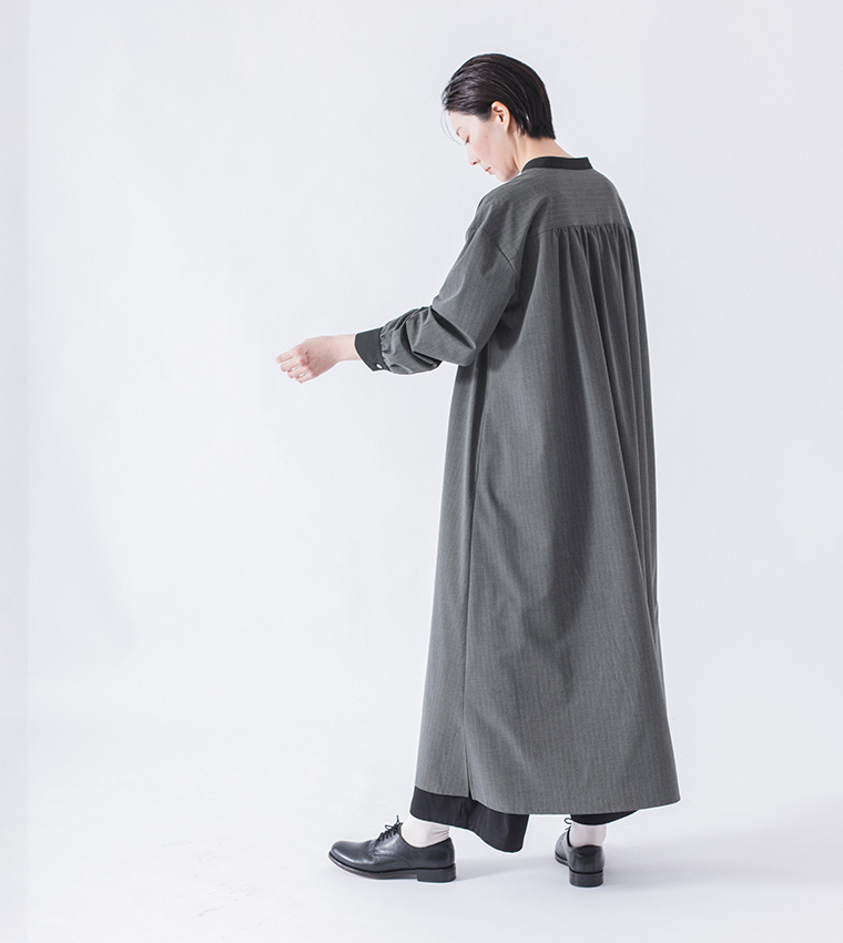 バンドカラーストライプワンピース（グレー）着用の黒パンツを合わせた斜め後ろのコーディネート