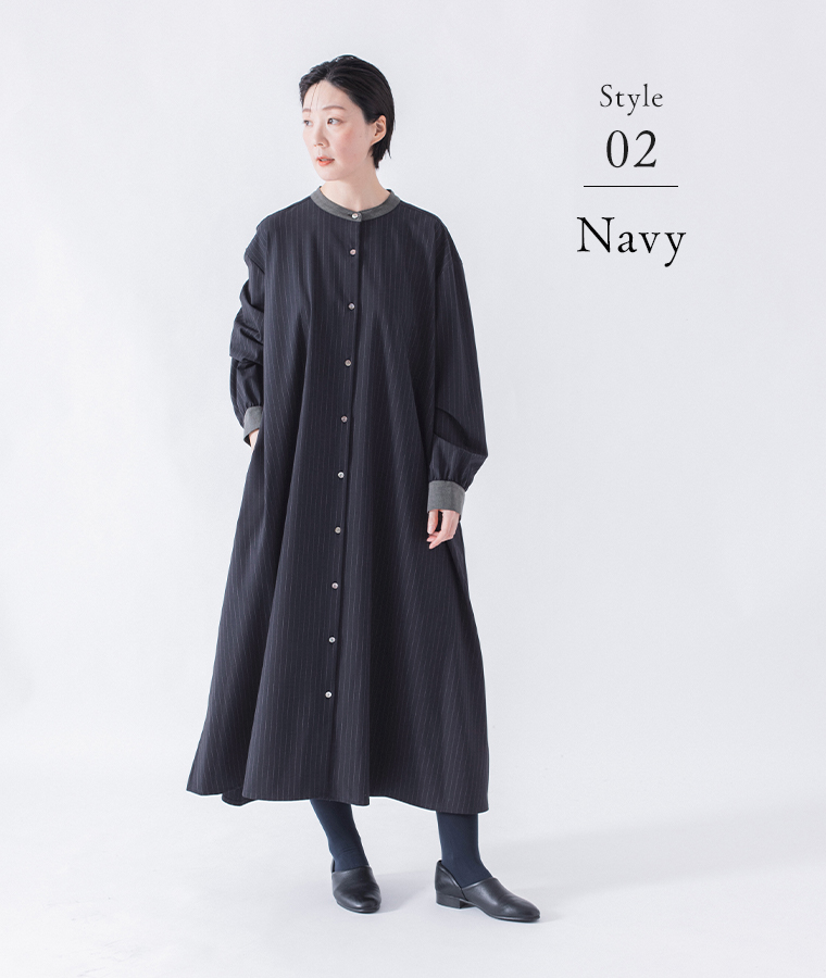 バンドカラーストライプワンピース（ネイビー）着用の全身前のコーディネート