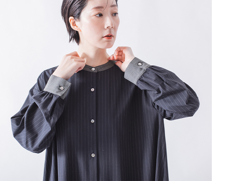 バンドカラーストライプワンピース（ネイビー）着用の襟元と袖口を見せた上半身寄りカット