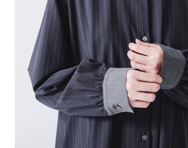 バンドカラーストライプワンピース（ネイビー）着用の袖口寄りのカット