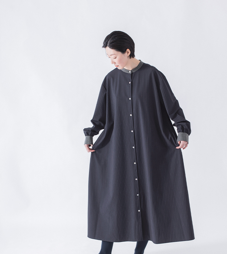 バンドカラーストライプワンピース（ネイビー）着用して身幅を見せた全身前のコーディネート