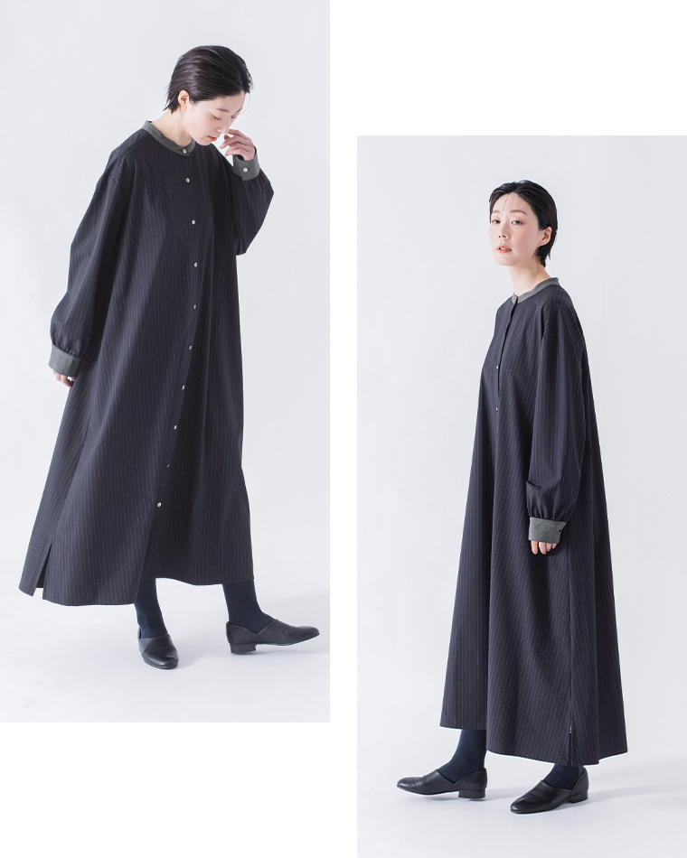 バンドカラーストライプワンピース（ネイビー）着用の斜め前の動きのある全身カット