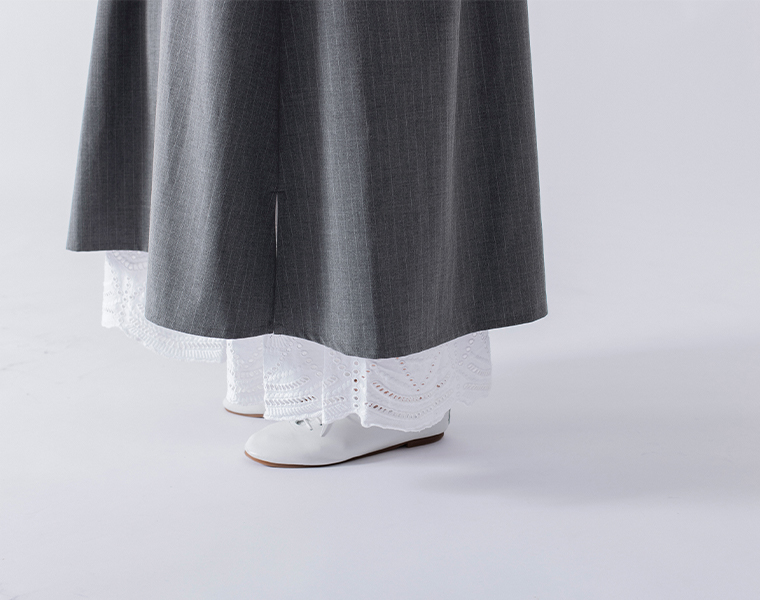 バンドカラーストライプワンピース（グレー）着用の白パンツを合わせた裾寄り横向きカット