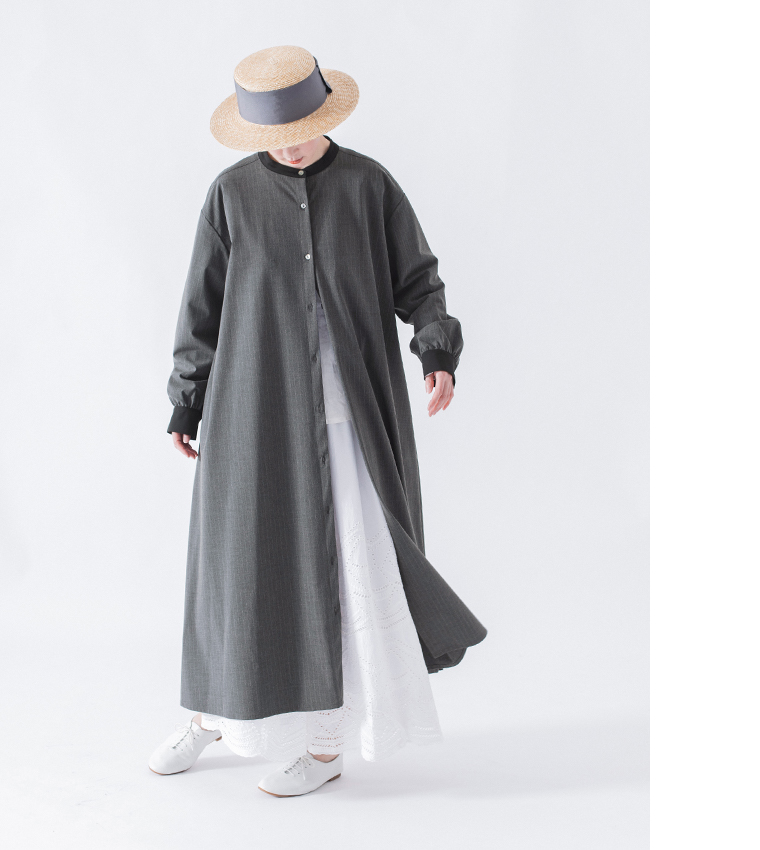 バンドカラーストライプワンピース（グレー）着用の白パンツを合わせた動きのある全身コーディネート