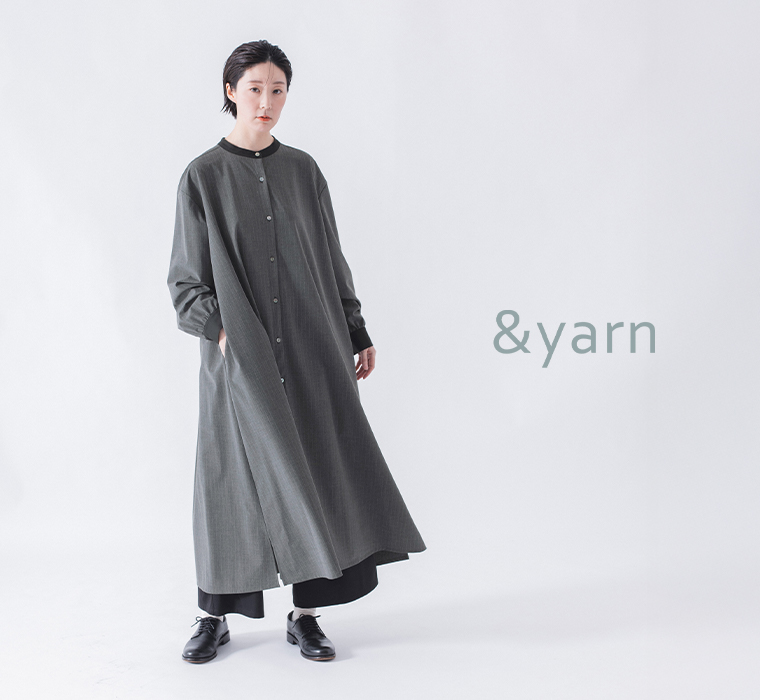 &yarn バンドカラーストライプワンピース（グレー）着用の全身コーディネート