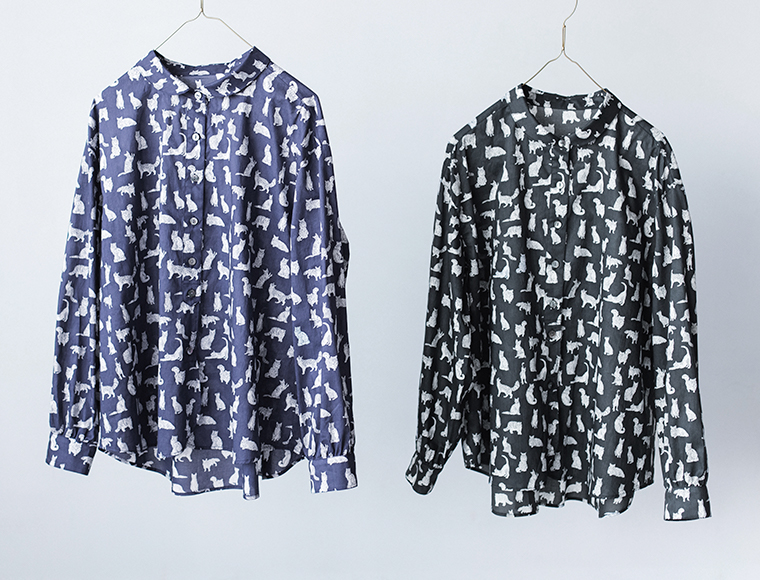 リバティ・ファブリックスネコ柄ブラウスの掛け写真