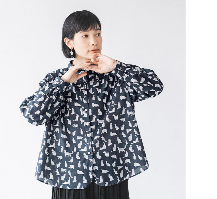 リバティ・ファブリックスネコ柄ブラウス（ブラック）着用前上半身寄りカット
