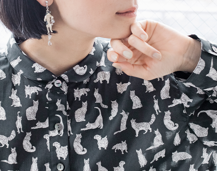 リバティ・ファブリックスネコ柄ブラウス（ブラック）着用襟元寄り前カット