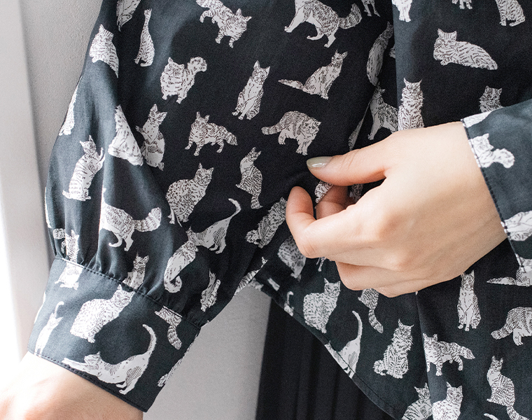 リバティ・ファブリックスネコ柄ブラウス（ブラック）着用袖口ディテールカット
