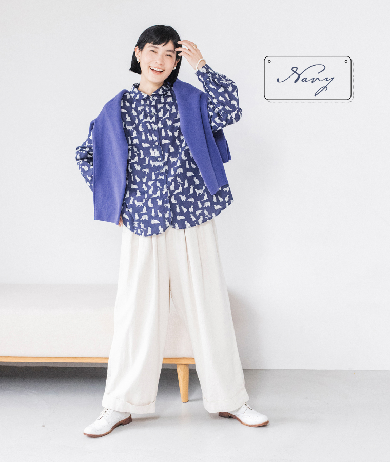 リバティ・ファブリックスネコ柄ブラウス（ネイビー）着用全身前のコーディネート