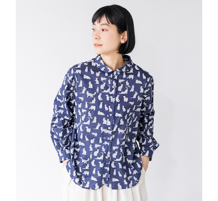 リバティ・ファブリックスネコ柄ブラウス（ネイビー）着用上半身寄り前のカット