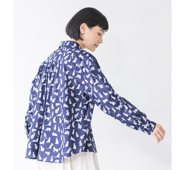 リバティ・ファブリックスネコ柄ブラウス（ネイビー）着用上半身寄り斜め後ろのカット