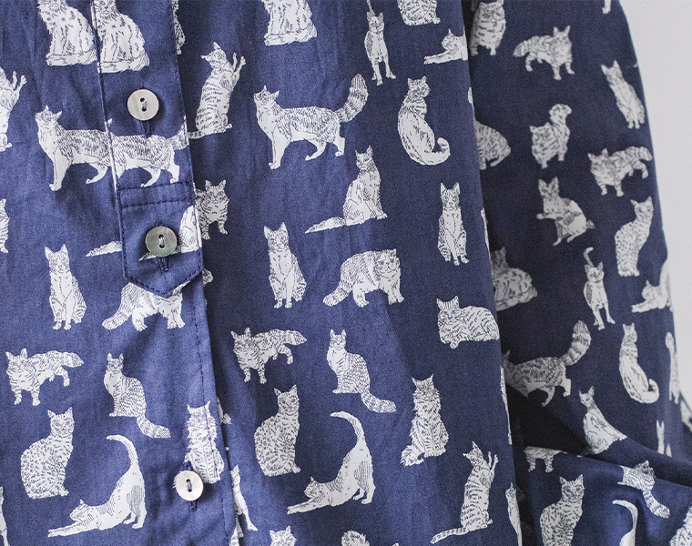 リバティ・ファブリックスネコ柄ブラウス（ネイビー）着用前の裾寄りのカット