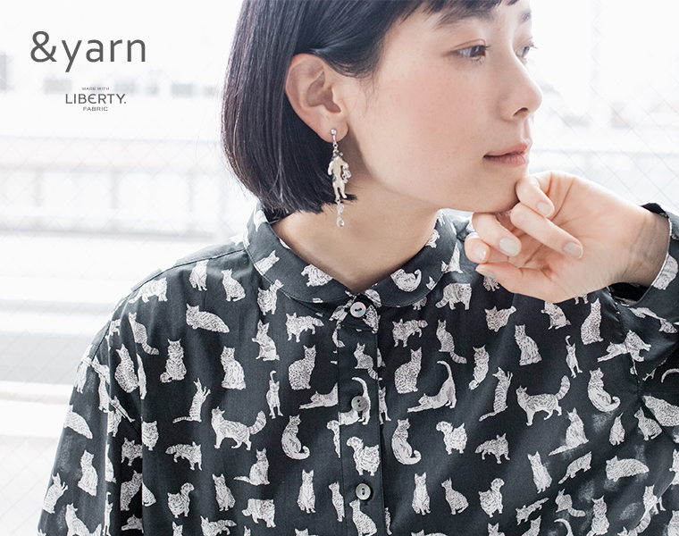 &yarn リバティ・ファブリックスネコ柄ブラウスの着用上半身アップ