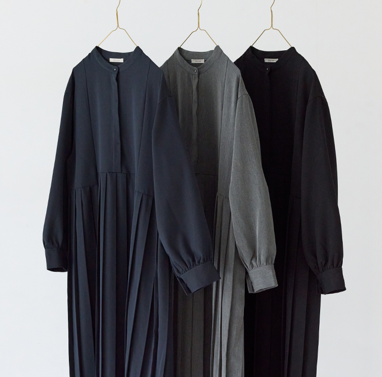 refined worksイレギュラー切替プリーツワンピースネイビー・チャコール・ブラックをハンガーに掛けた商品画像（正面）