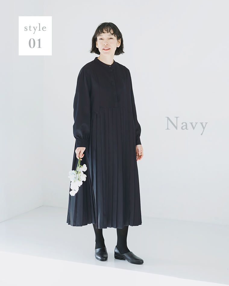 ネイビーのプリーツワンピースの全身コーディネート画像（style 01・Navyの文字入り）