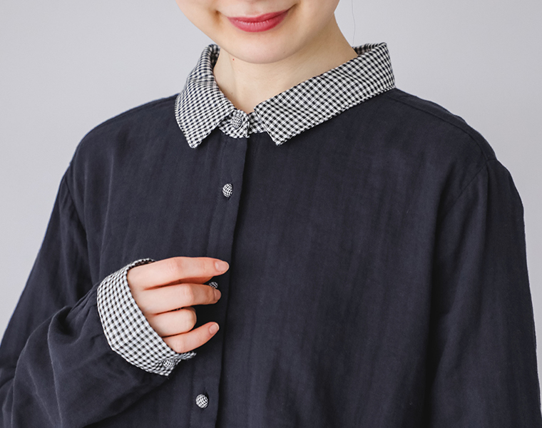 コットンダブルガーゼシャツの襟と袖口のディテールカット