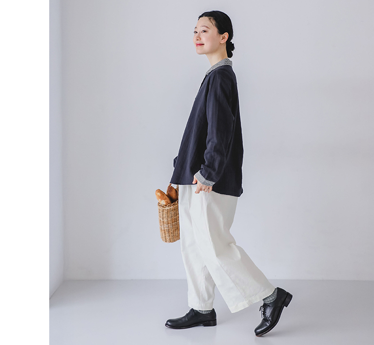 コットンダブルガーゼシャツを着用したモデルの側面全身カット