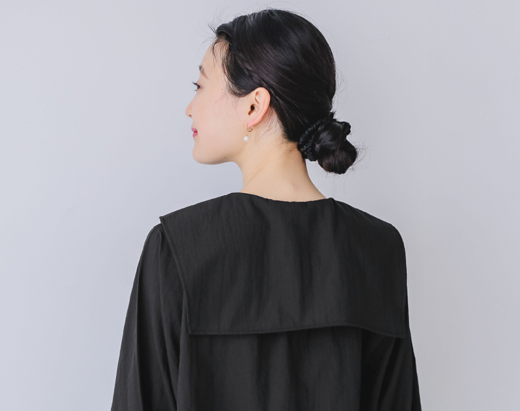 コットン混ローンビックカラーブラウスを着用したモデルの後ろ姿上半身カット