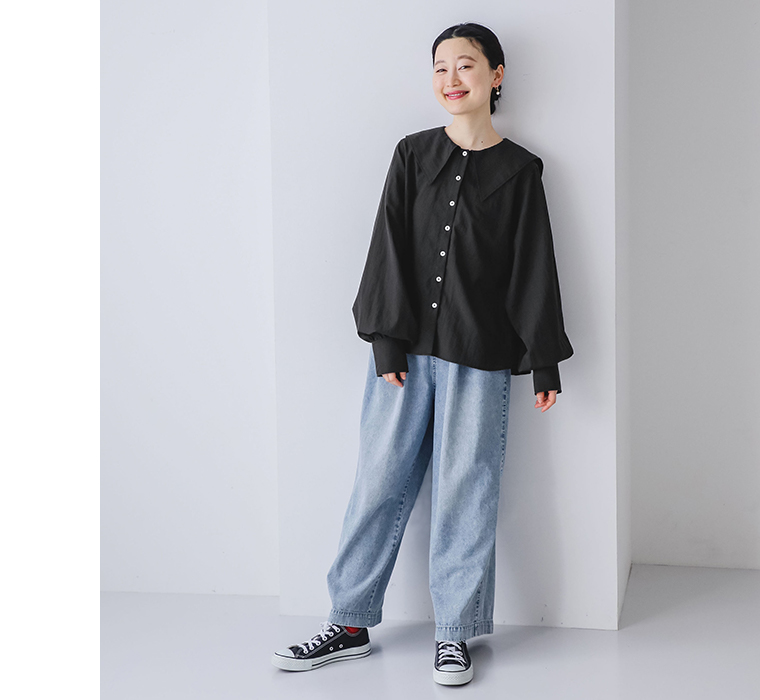 コットン混ローンビックカラーブラウスを着用したモデルの正面全身カット