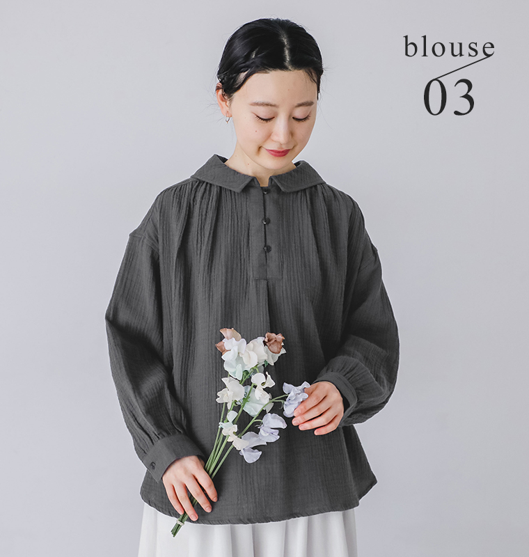 cloudnineのコットンWガーゼセーラーカラーブラウスを着用したモデルの上半身正面カット