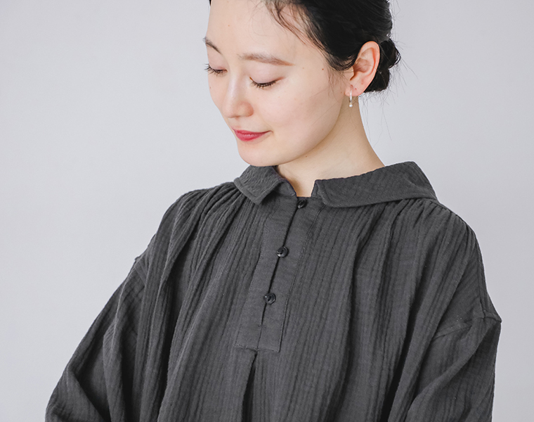 コットンWガーゼセーラーカラーブラウスの襟元のディテールカット