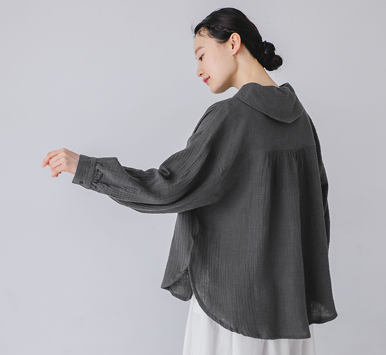 コットンWガーゼセーラーカラーブラウスを着用したモデルの背面上半身カット