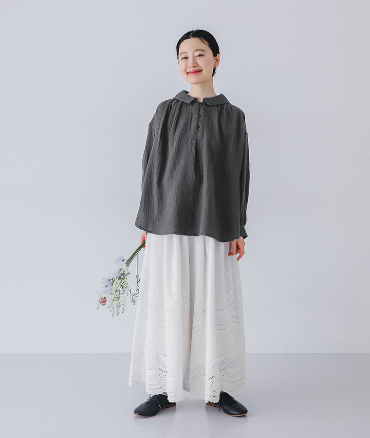 コットンWガーゼセーラーカラーブラウスを着用したモデルの正面全身カット