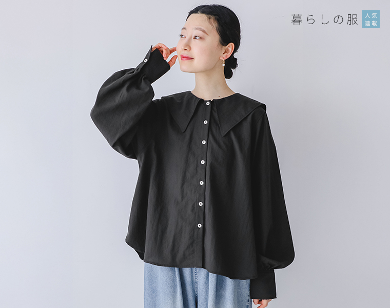 暮らしの服　コットン混ローンビックカラーブラウスを着用したモデルの正面上半身カット