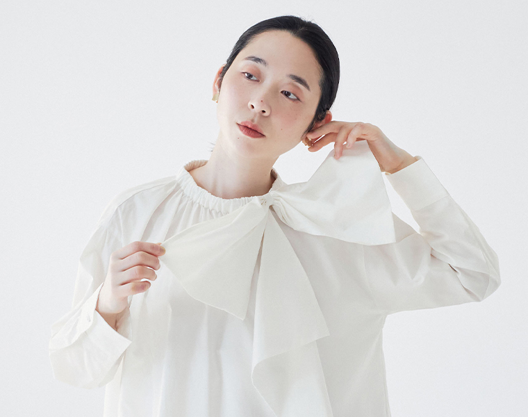nop de nod テンセルコットンアシメトリーリボンブラウス（オフホワイト）のリボンディテールアップ