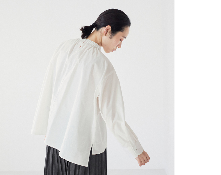 nop de nod テンセルコットンアシメトリーリボンブラウス（オフホワイト）を着用した女性モデルの後ろ姿