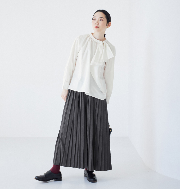 nop de nod テンセルコットンアシメトリーリボンブラウス（オフホワイト）をプリーツスカートと合わせた全身コーディネート