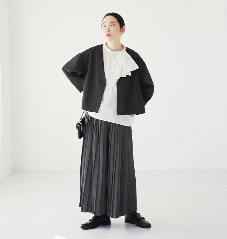 nop de nod テンセルコットンアシンメトリーリボンブラウス（オフホワイト）にジャケットを合わせた全身スタイリング