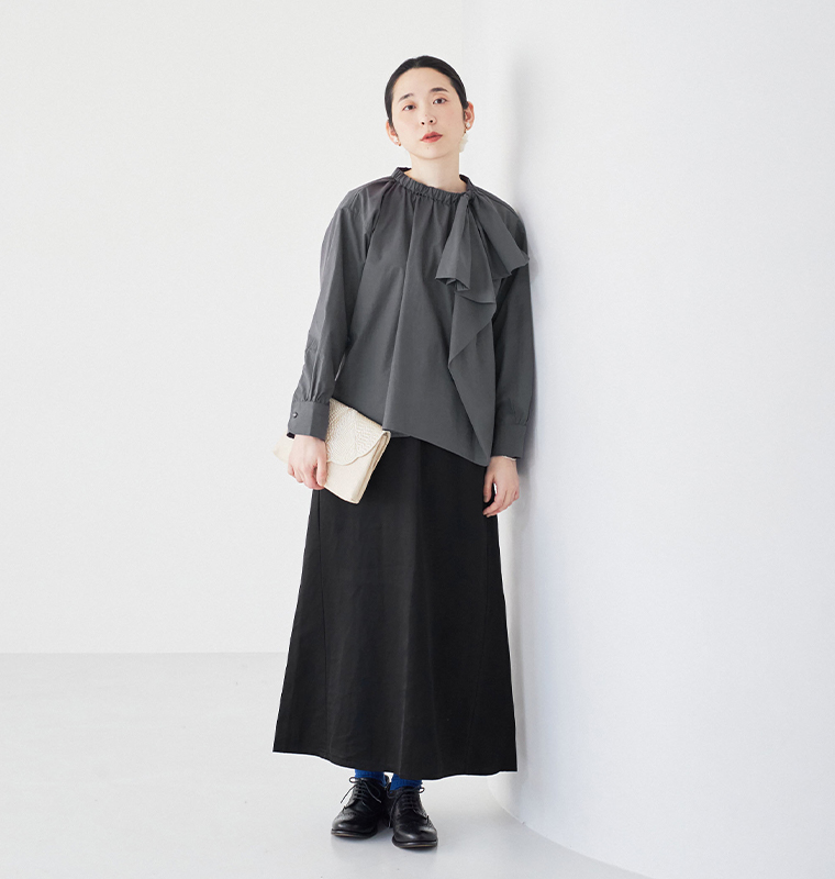 nop de nod テンセルコットンアシメトリーリボンブラウス（ダークグレー）をブラックのロングスカートと合わせた全身コーディネート