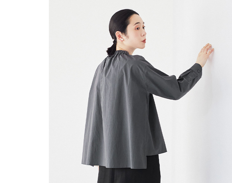 nop de nod テンセルコットンアシメトリーリボンブラウス（ダークグレー）を着用した女性モデルの後ろ姿