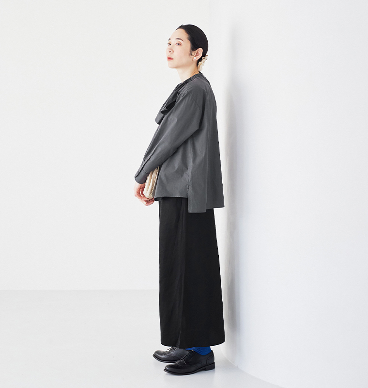 nop de nod テンセルコットンアシンメトリーリボンブラウス（ダークグレー）を着用した女性モデルのサイドスタイル