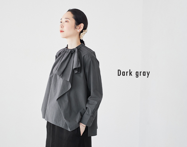 nop de nod テンセルコットンアシンメトリーリボンブラウス（ダークグレー）を着用した女性モデルの正面スタイル