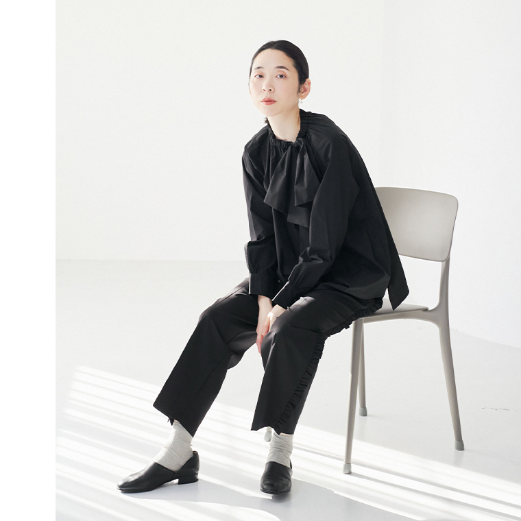 nop de nod テンセルコットンアシメトリーリボンブラウス（ブラック）を着用した女性モデルの全身スタイル