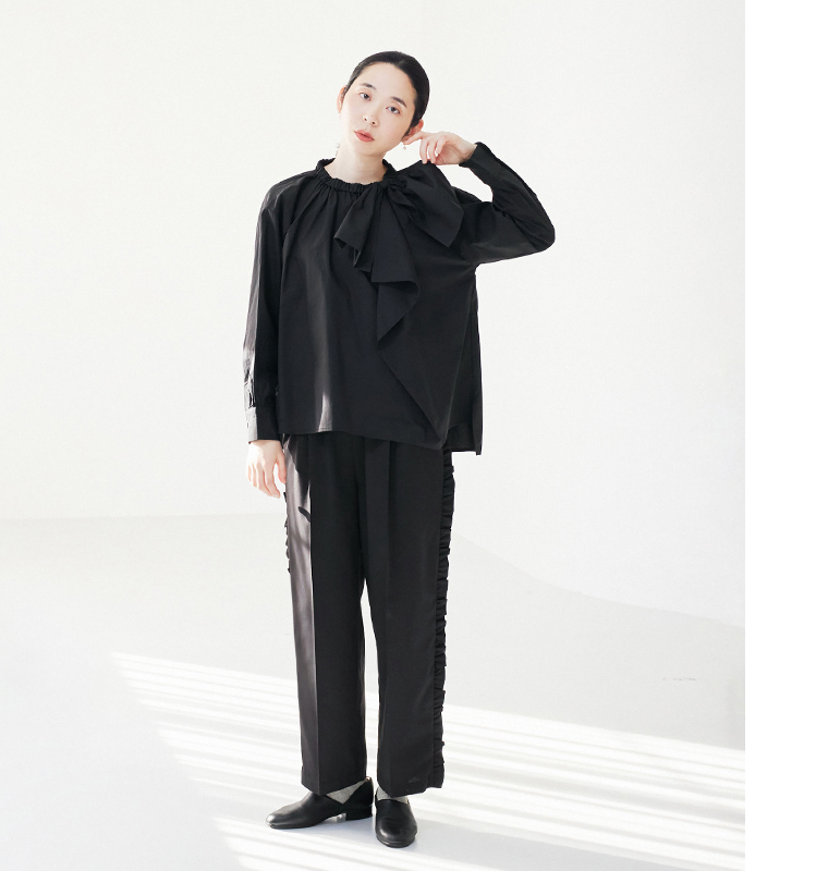 nop de nod テンセルコットンアシメトリーリボンブラウス（ブラック）をパンツと合わせた全身コーディネート