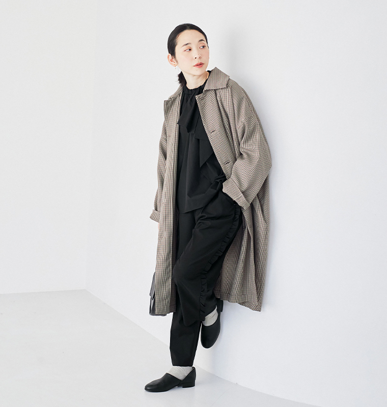 nop de nod テンセルコットンアシンメトリーリボンブラウス（ブラック）にアウターを合わせたスタイリング