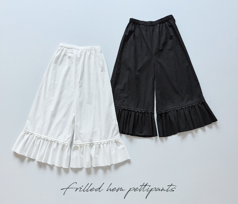 &yarn 裾フリルぺチパンツ(ホワイトとブラック)の置き画像