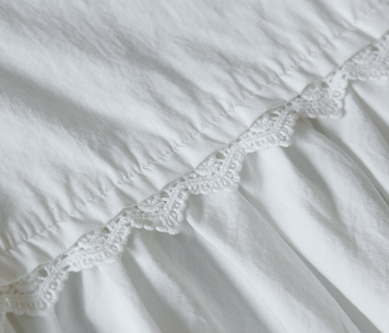 裾フリルぺチパンツ(ホワイト)の切替えディテールのカット