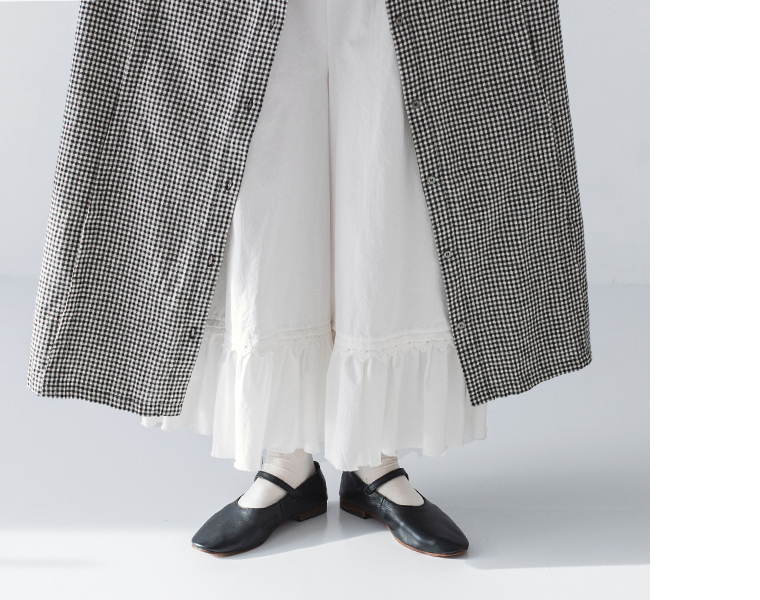 裾フリルぺチパンツ(ホワイト)の着用裾寄りのカット