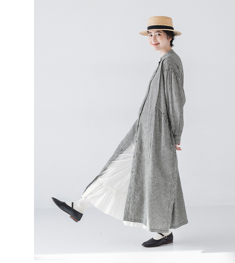 裾フリルぺチパンツ(ホワイト)着用の全身横向きコーディネート